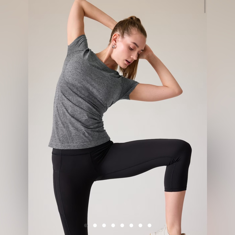 MOMENTUM SEAMLESS TEE
Size M. Body-skimming stretch and zero-slip hem grippers